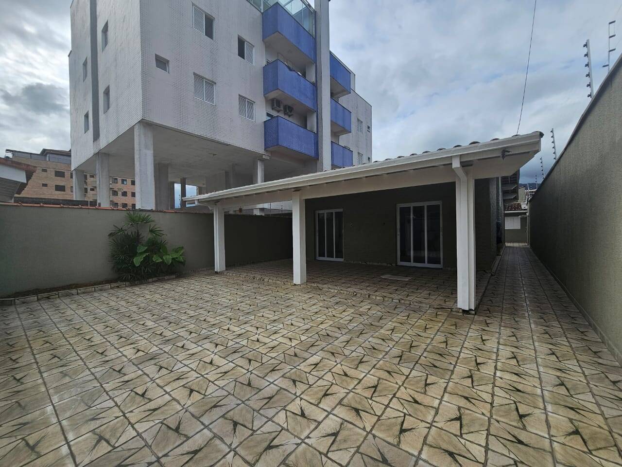 Casa à venda e aluguel com 4 quartos, 166m² - Foto 2